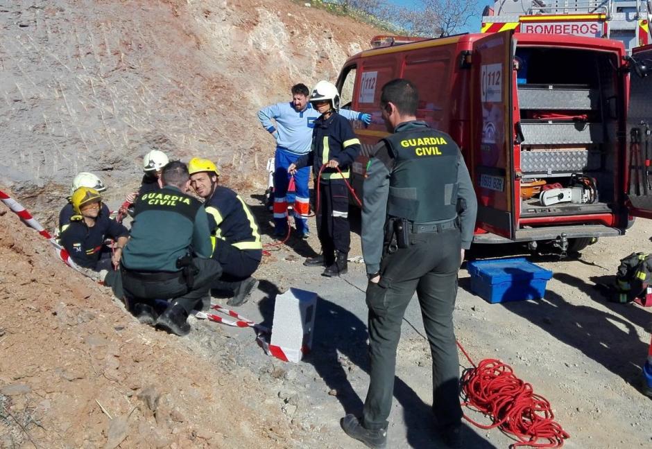 La familia observó el momento en el que el niño desapareció al caer en el agujero. (Foto: Paco Guzmán)