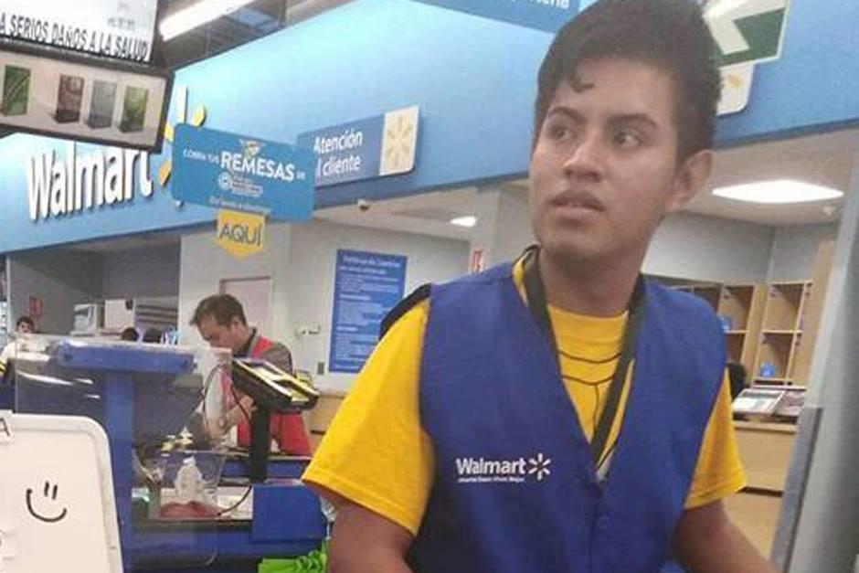 Una fotografía de un cajero de supermercado se hace viral en las redes sociales. (Foto: captura pantalla) 