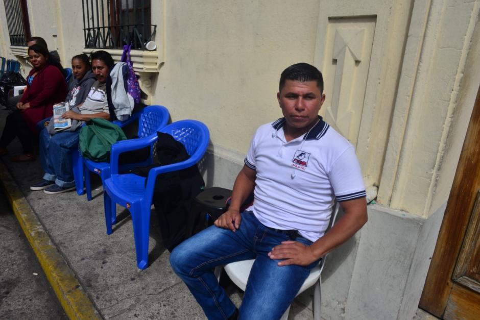 El partido político Fuerza es el que encabeza la cola para inscribirse a media noche de este sábado. (Foto: Jesús Alfonso/Soy502)