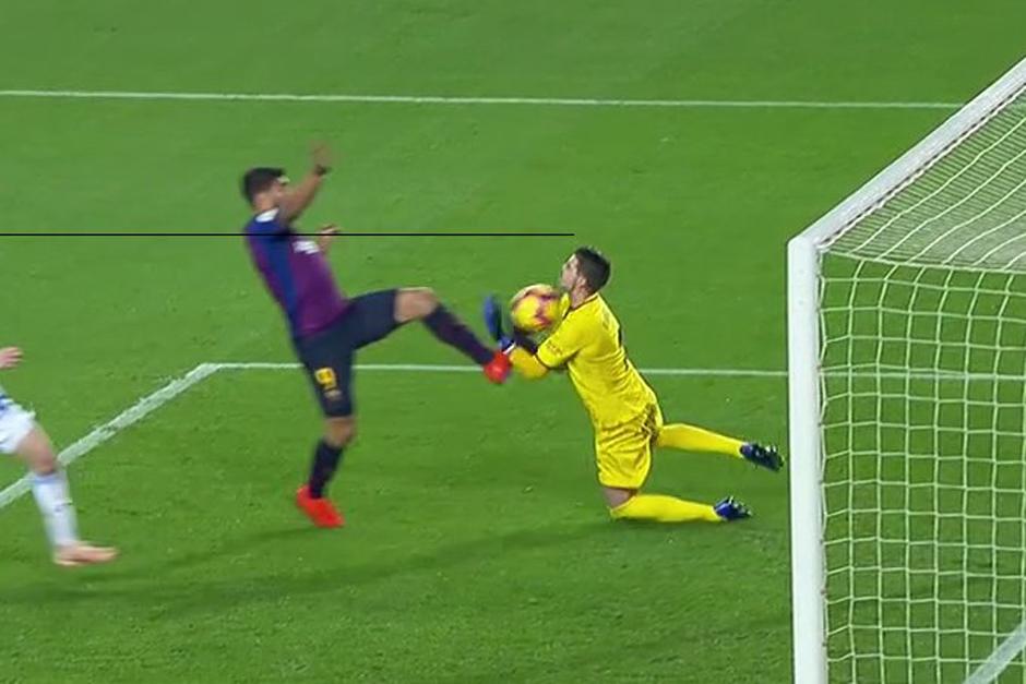 El momento exacto en el que Luis Suárez hace contacto con el guardameta rival. (Foto: Captura de video)