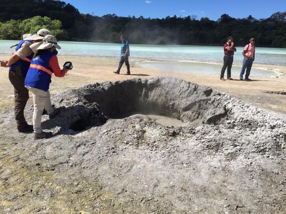 En los alrededores de la Laguna de Ixpaco se han formado cuatro agujeros o mudptos de lodo que forman burbujas de gas que explotan constantemente. (Foto: Insivumeh) 