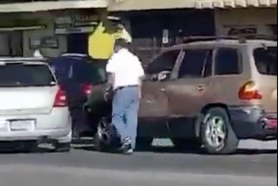 Un peatón reclamó a un conductor por haberle chocado el carro y esta fue la reacción del piloto. (Foto: captura pantalla) 