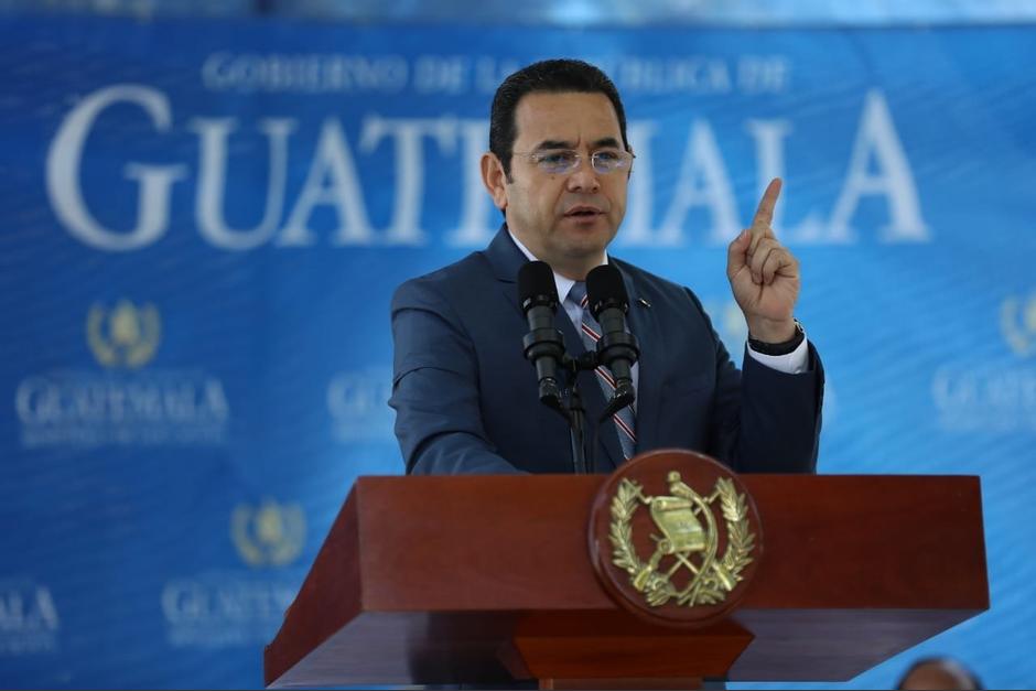 Jimmy Morales participó en la entrega del pacto colectivo a los sindicalistas que dirige Joviel Acevedo. (Foto: Gobierno)
