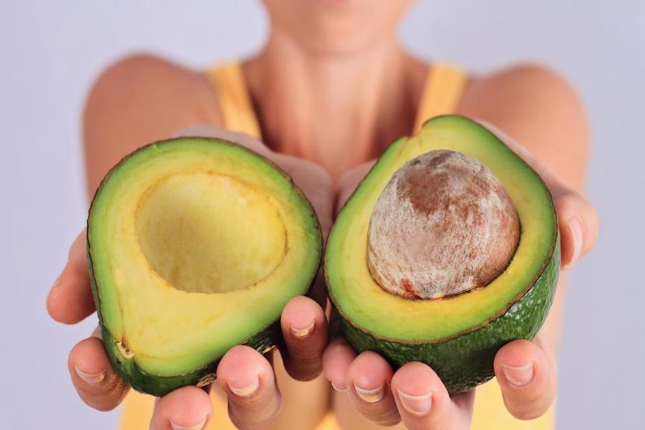  Este proceso que convierte al aguacate en verde-marrón se conoce como oxidación (Foto: lavanguardia)