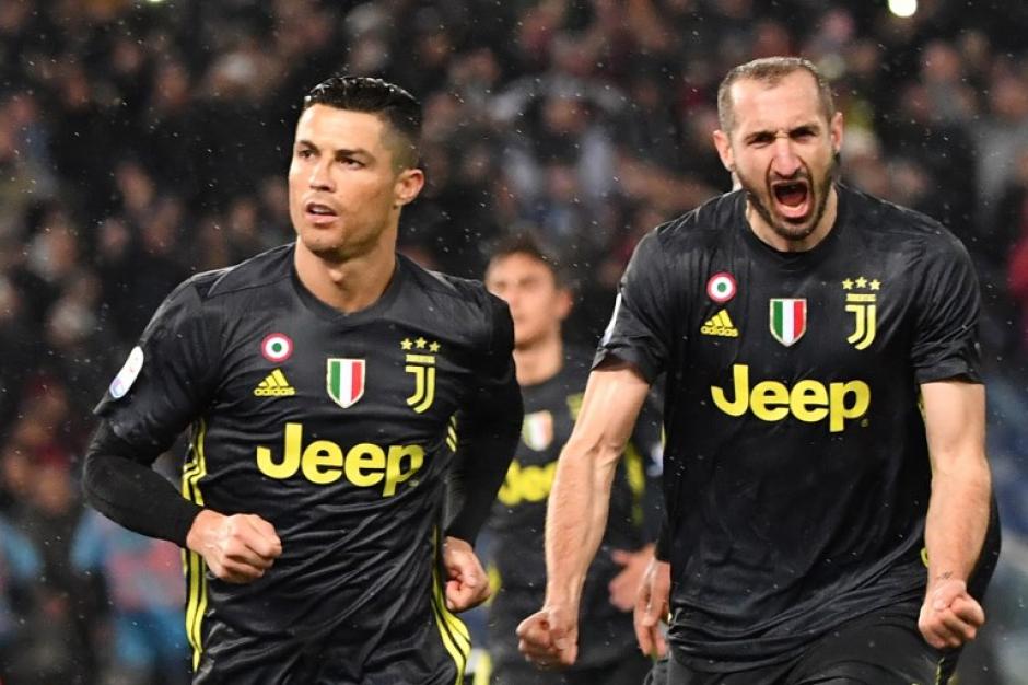 Cristiano festeja con cierta tranquilidad, mientras Giorgio Chiellini grita con todo. (Foto: AFP)