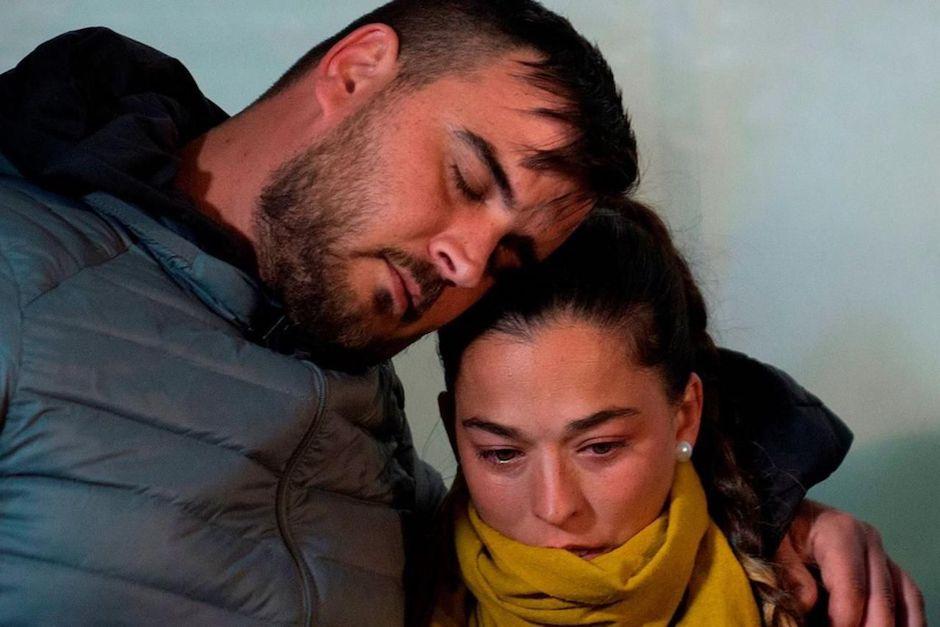 Los padres de Julen lloran la muerte de su hijo que podría haber fallecido como consecuencia de la caída en el pozo (Foto: Yahoo)