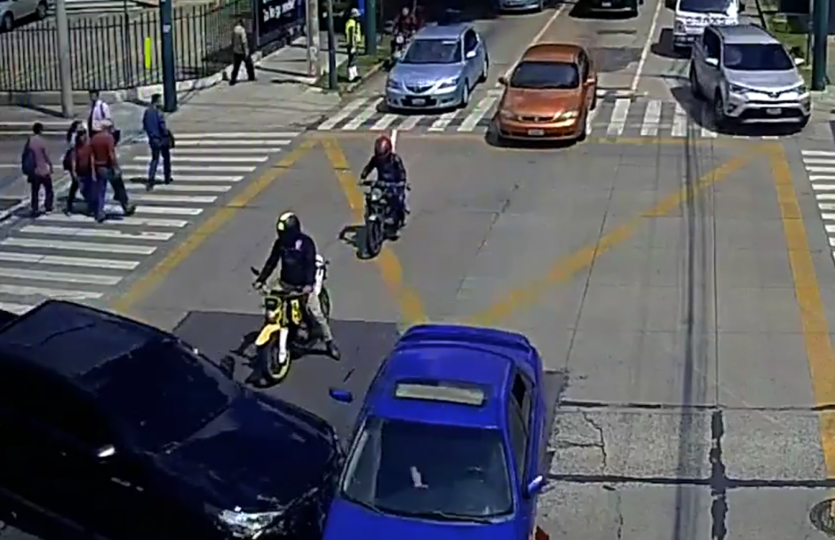 El conductor del picop se pasa de manera imprudente y provoca un accidente. (Foto: Captura de Pantalla)