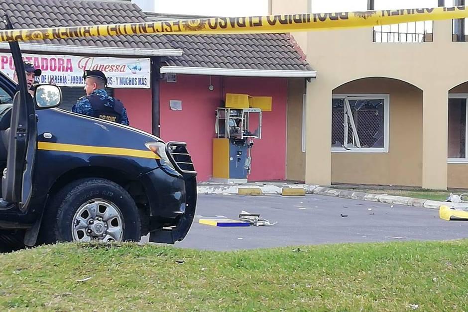Los delincuentes detonaron una batería para poder robar el cajero. (Foto: captura pantalla) 