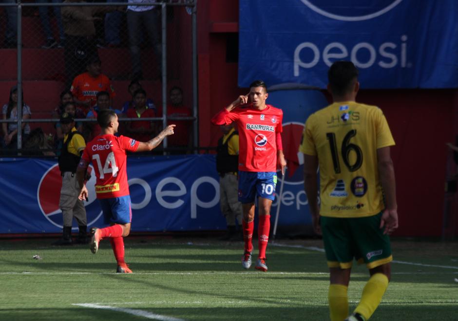 Othoniel Arce se mandó con un doblete en el triunfo escarlata. (Foto: Luis Barrios/Soy502)