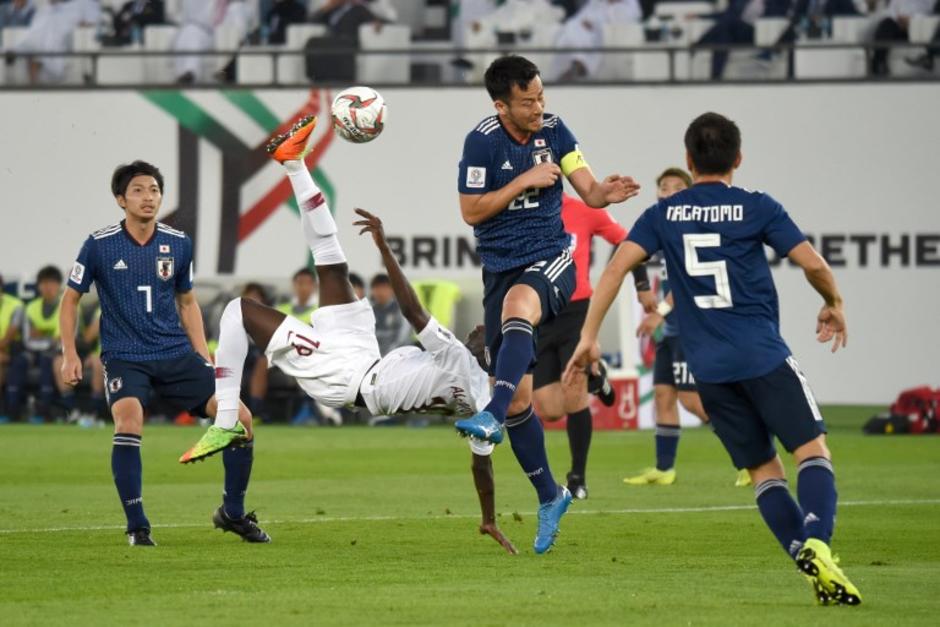 Ali Almoez convirtió la chilena en el triunfo de Qatar ante Japón. (Foto: AFP) 