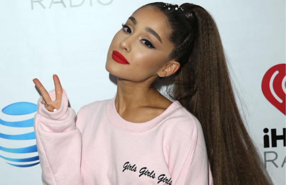 Ariana Grande se hizo un tatuaje que le ha generado muchos problemas. (Foto: Complex)