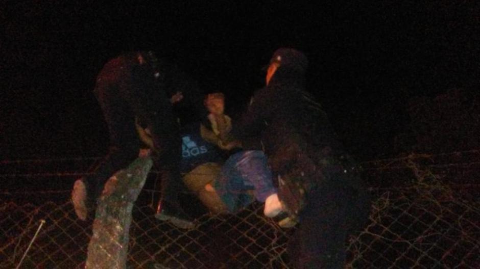 Agentes de la PNC auxiliaron al hombre que quedó atrapado en la malla. (Foto: Alonso Reportero En Noticias/Facebook)