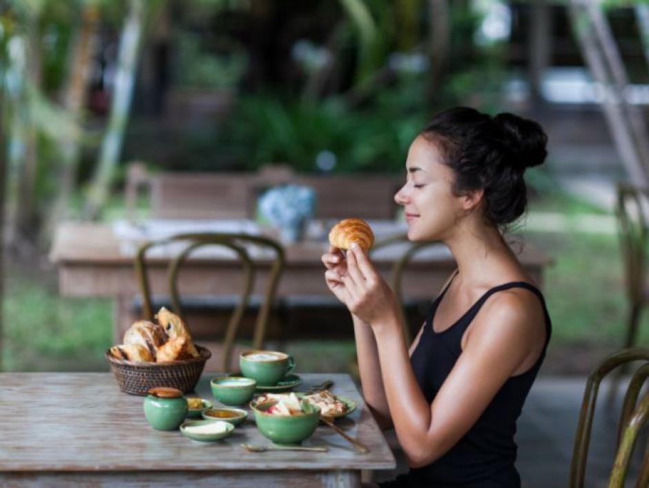 Oler la comida por dos minutos podría "engañar" a tu cerebro y quedar satisfecho sin haber comida ni una sola gota de grasa. (Foto: actitud fem) 