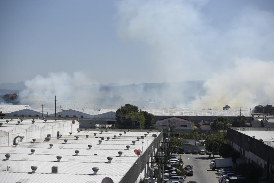 El incendio alerta a conductores y vecinos cercanos al área. (Foto: Wilder López/Soy502) 