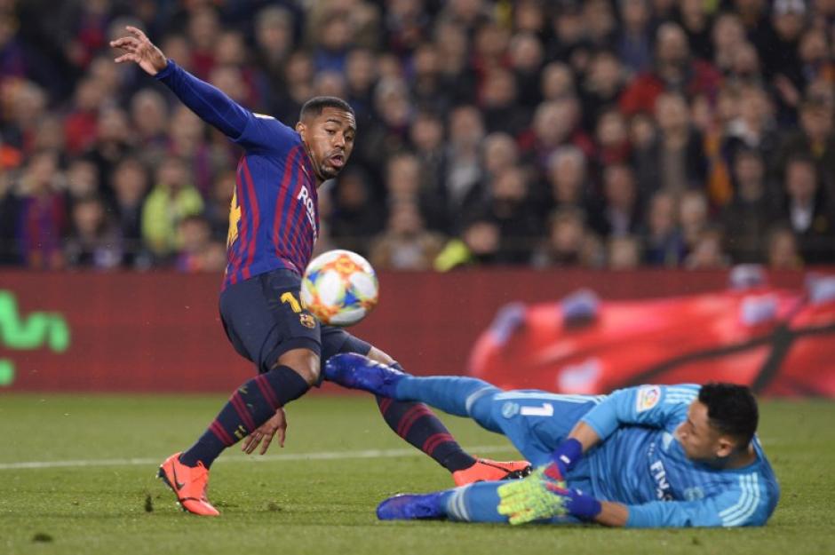 Keylor Navas gana el mano a mano a Malcom. (Foto: AFP)