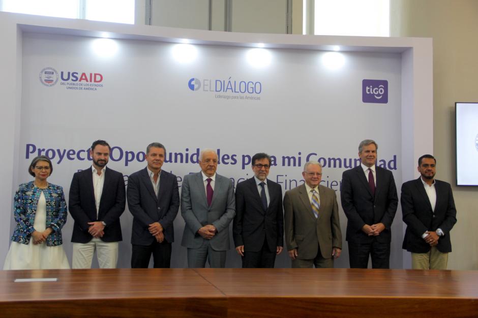 Representantes de la Fundación Tigo, Diálogo Interamericano y de la Embajada de Estados Unidos firmaron el acuerdo de cooperación. (Foto: Fredy Hernández/Soy502)