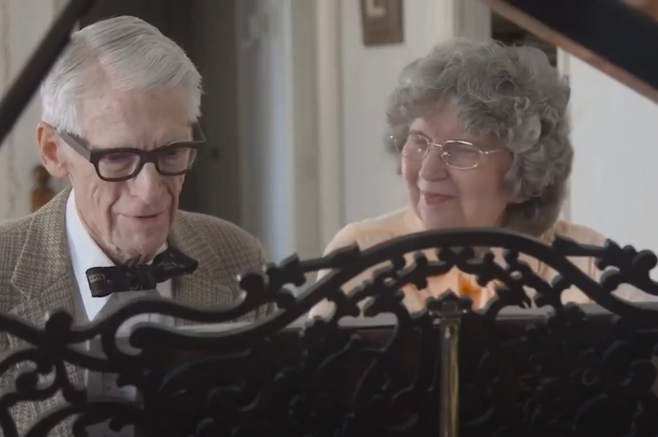 Los esposos celebran su aniversario con un especial momento conmovedor. (Captura Video)