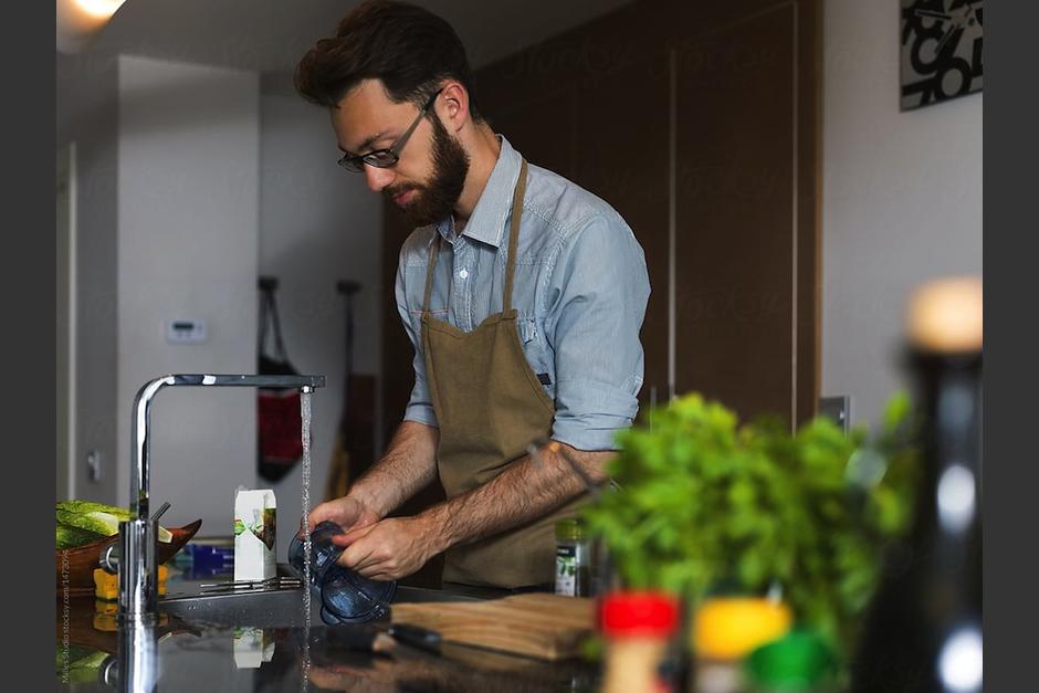 Una estudio afirma que los hombres que lavan platos son más atractivos. (Foto: Stocksy United) 
