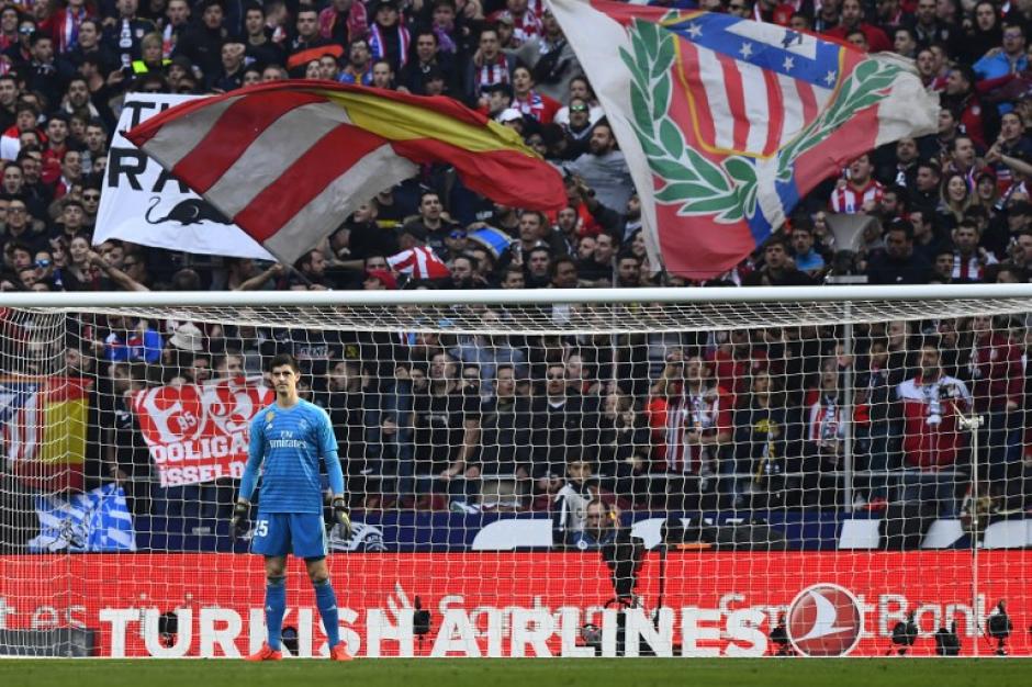 El portero belga no la pasó bien durante el derbi de Madrid. (Foto: AFP) 