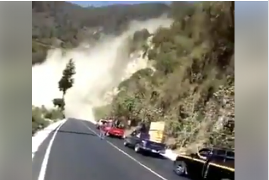 Un derrumbe obstruyó el paso por la ruta Cito-Zarco en Quetzaltenango por varios minutos. (Foto: captura de pantalla) 