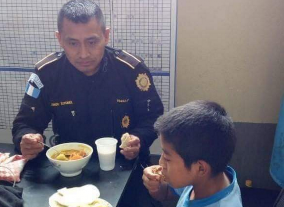 El menor ingresó a la subestación para vender dulces y así fue recibido. (Foto: captura pantalla) 