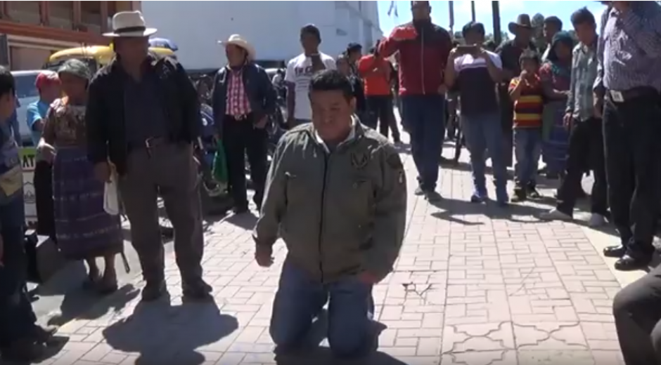 Le aplicaron castigo maya por publicación falsa en Facebook y debió de recorrer el parque se Santa Cruz del Quiché hincado. (Foto: Captura de video)