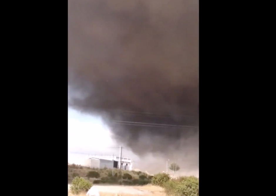 Usuarios reportaron un fenómeno natural que pareciera ser un tornado en la Cumbre de Alaska, Totonicapán. (Foto: Captura de pantalla)