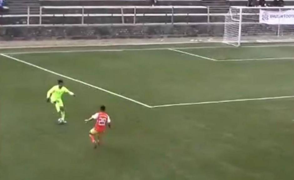 Error de un portero superado por el horror increíble del delantero rival. (Foto: Captura de video)