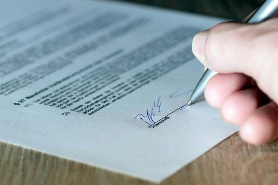 El Ministerio Público (MP) y agentes de la Policía Nacional Civil (PNC) allanaron la casa de un síndico de una municipalidad que falsificó su título de diversificado. (Foto: Agencias)