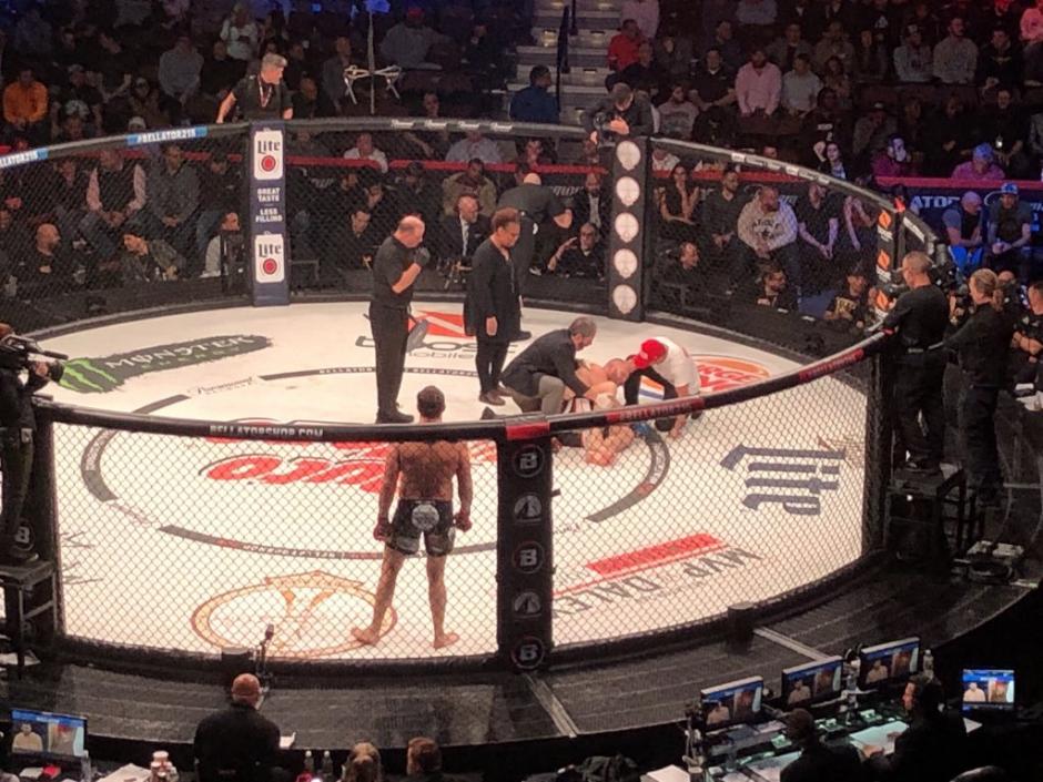 Sergei Kharitonov se duele en la lona, mientras Matt Mitrione observa. (Foto: Twitter)