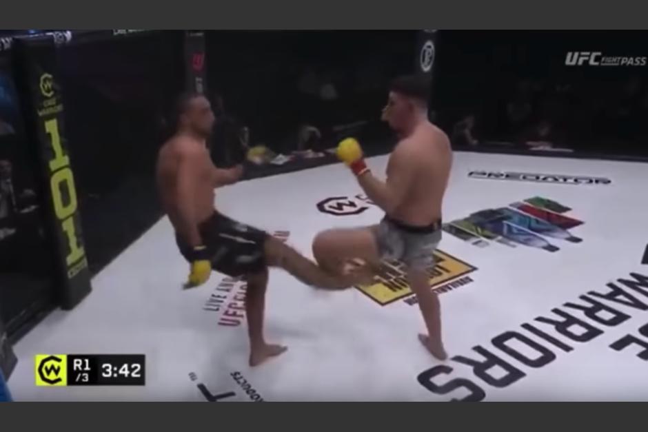 El luchador no pudo continuar después de resultar lastimado al querer golpear a su rival. (Captura video)