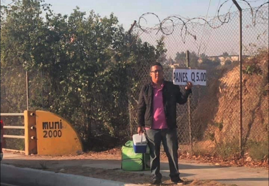 Un hombre se ubica todos los días a vender en cercanías de un puente en la zona 4 de Mixco. (Foto: captura pantalla) 