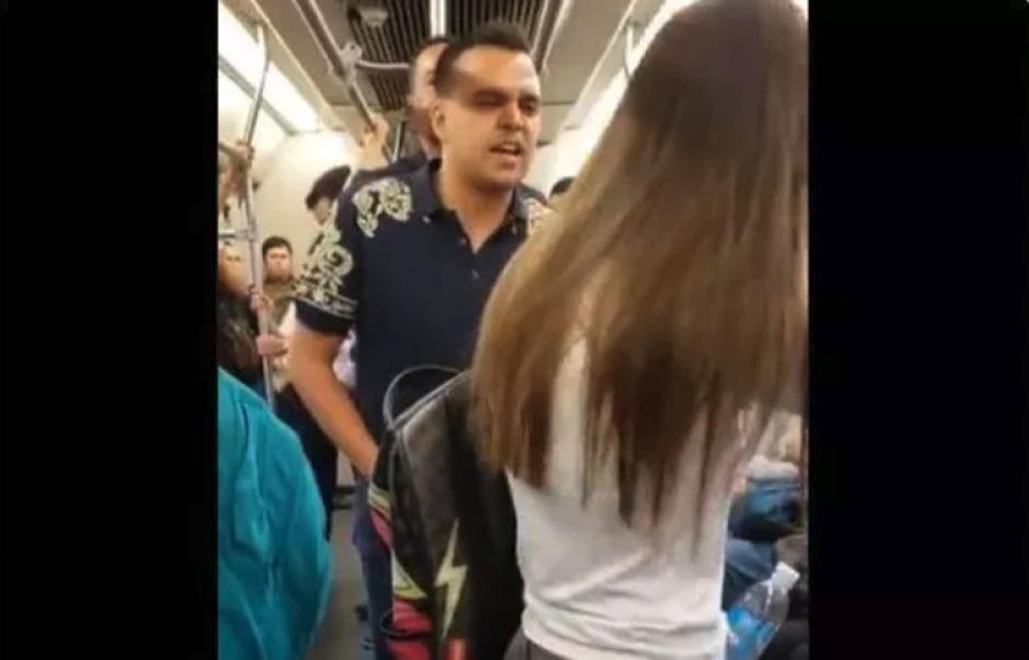 Toma venganza contra su novia infiel y le lleva serenata en el metro de Medellín. (Foto: Captura de video)