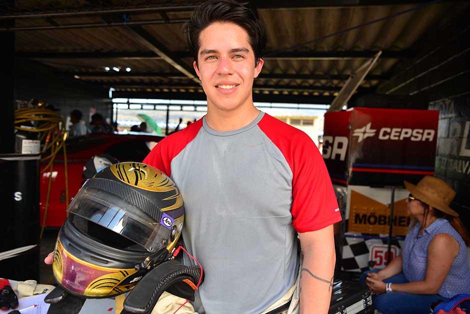Juan Diego Hernández posa con su casco después del primer hit en El Jabalí. (Foto: Jesús Alfonso/Soy502)