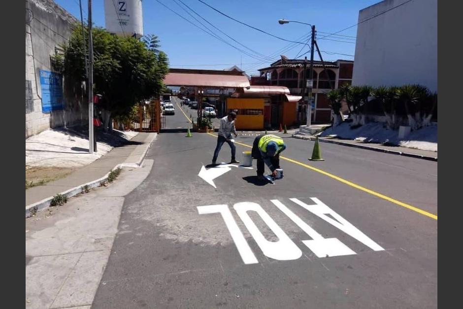 La imagen causó revuelo en redes sociales por el peculiar mensaje. (Foto: captura pantalla) 