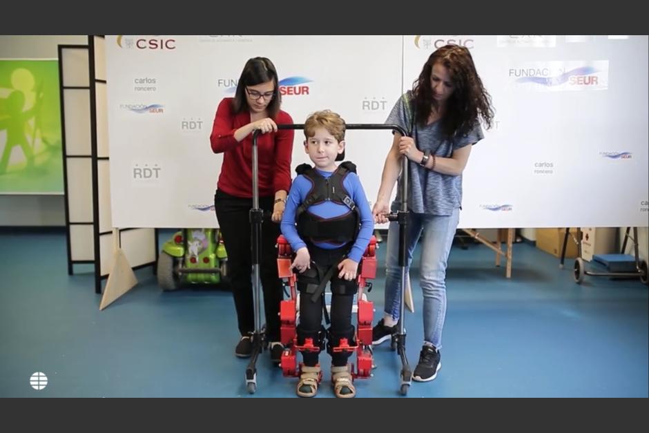 El proyecto le ha dado muchas sonrisas al pequeño Álvaro al poder jugar, patear y tirar pelotas. (Captura Video)