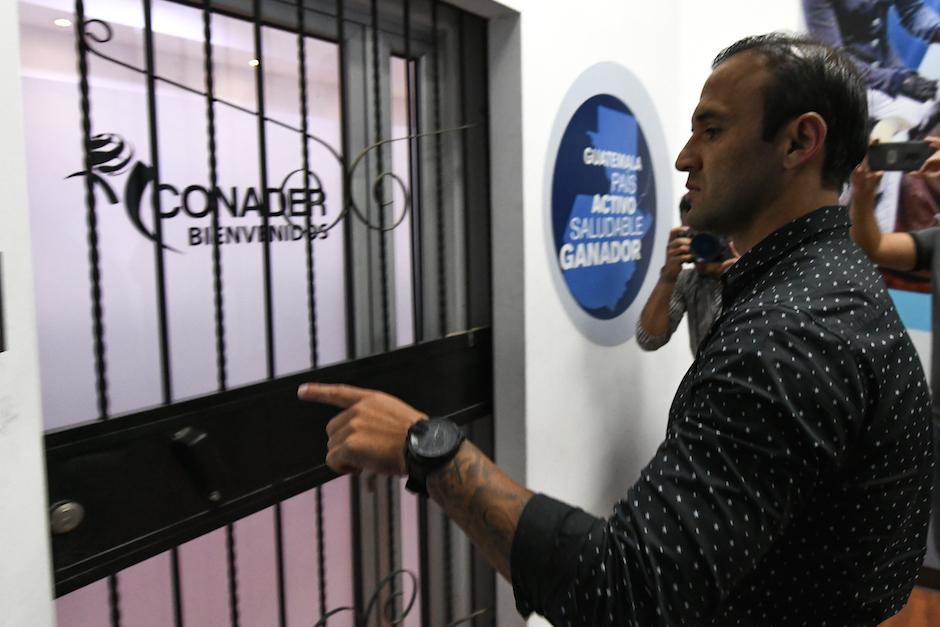 José Manuel Contreras al momento de ingresar a la citación con el notificador de la ANADO. (Foto: Sergio Múñoz/Nuestro Diario)