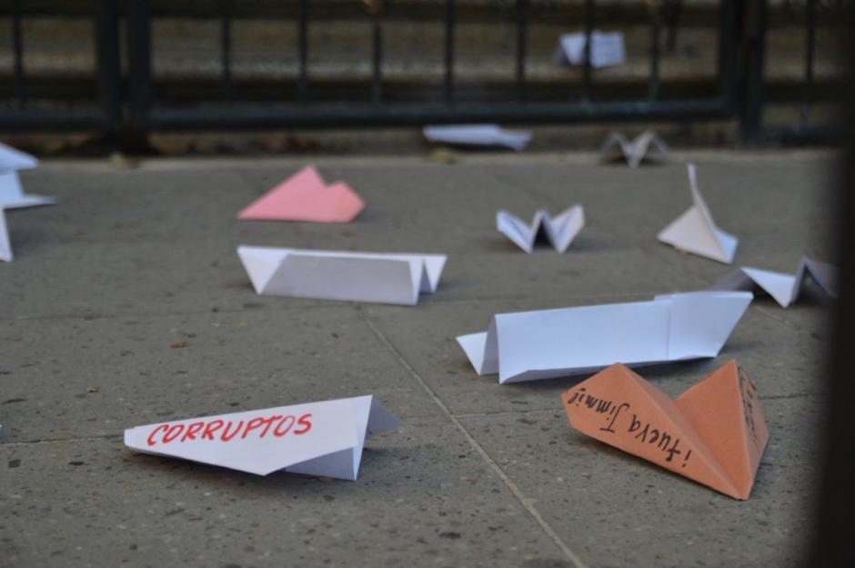 Varias personas protestaron en Casa Presidencial la compra de los aviones. (Foto: @toroescobar)