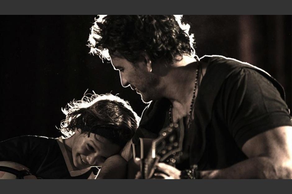 Ricardo Arjona compartió un momento junto a su pequeño hijo Nico arribando a Guatemala. (Foto: Oficial) 