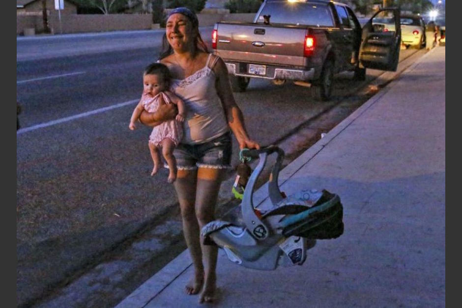 Un niño desconocido salvó a una niña más pequeña de morir aplastada dentro de un edificio durante el terremoto de California. (Foto: San Diego Union Tribune)