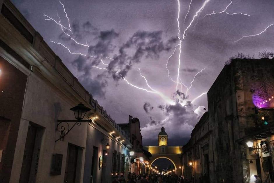 La noche del domingo cientos de personas observaron una tormenta eléctrica en Antigua Guatemala. (Foto: Iván Hernádez) 