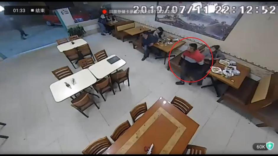 En la grabación se puede observar cómo el hombre se levanta rápidamente y se dirige a la salida (Foto: Captura de pantalla)