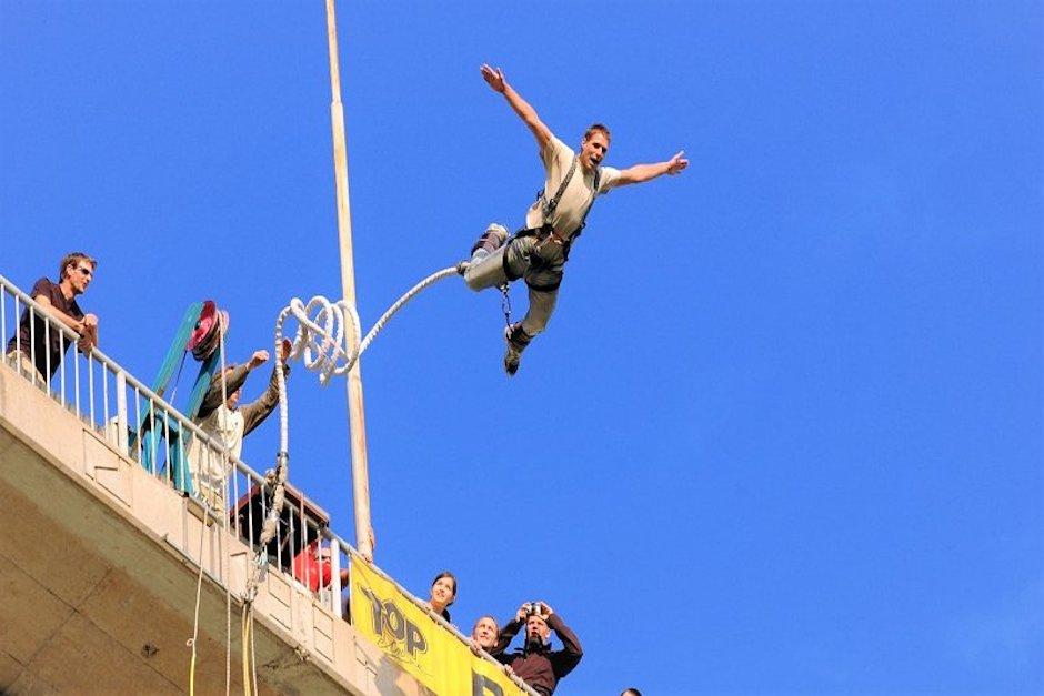 El hombre no murió, pero sí sufrió la fractura de la columna vertebral (Foto: Pro Vic)