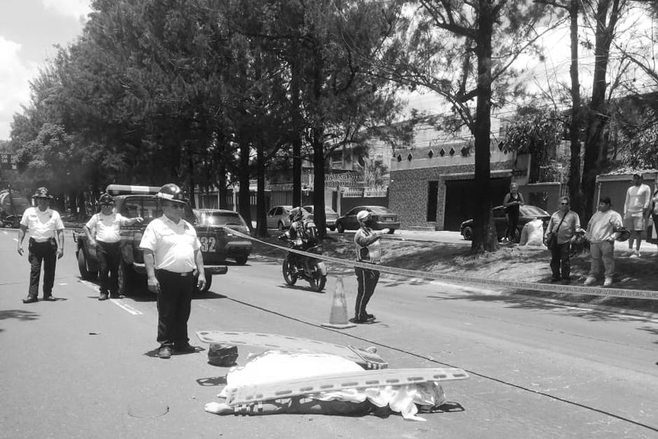 El paso estuvo cerrado durante varias horas por este fatal percance ocurrido sobre el Anillo Periférico. (Foto: Bomberos Voluntarios)