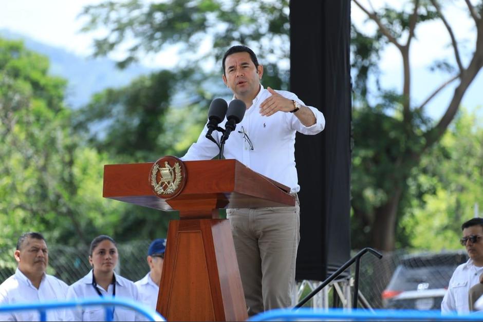 El presidente Jimmy Morales participó en la segunda entrega de viviendas a los damnificados por la erupción del volcán de Fuego. (Foto: AGN)