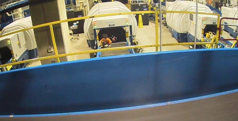 El pequeño no pudo escaparse de la banda y terminó herido tras ser arrastrado a otro sector del aeropuerto. (Captura Video)