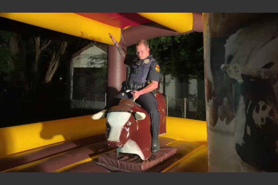El agente demostró que también puede ser el alma de la fiesta y así lo demostró al subirse al Toro Mecánico. (Captura Video)