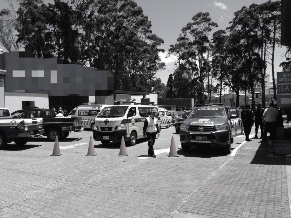 Un guardia de seguridad falleció en el robo a una agencia bancaria ubicada en un centro comercial ubicado en la ruta a El Salvador. (Foto: Bomberos Municipales)