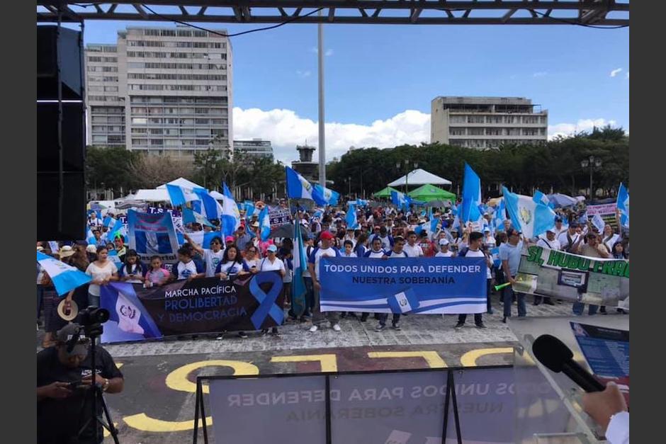 Una vez se unieron a la manifestación del Parque Central, el grupo aprovechó la oportunidad para dar a conocer sus objetivos. (Foto: Facebook Guatemala Inmortal)