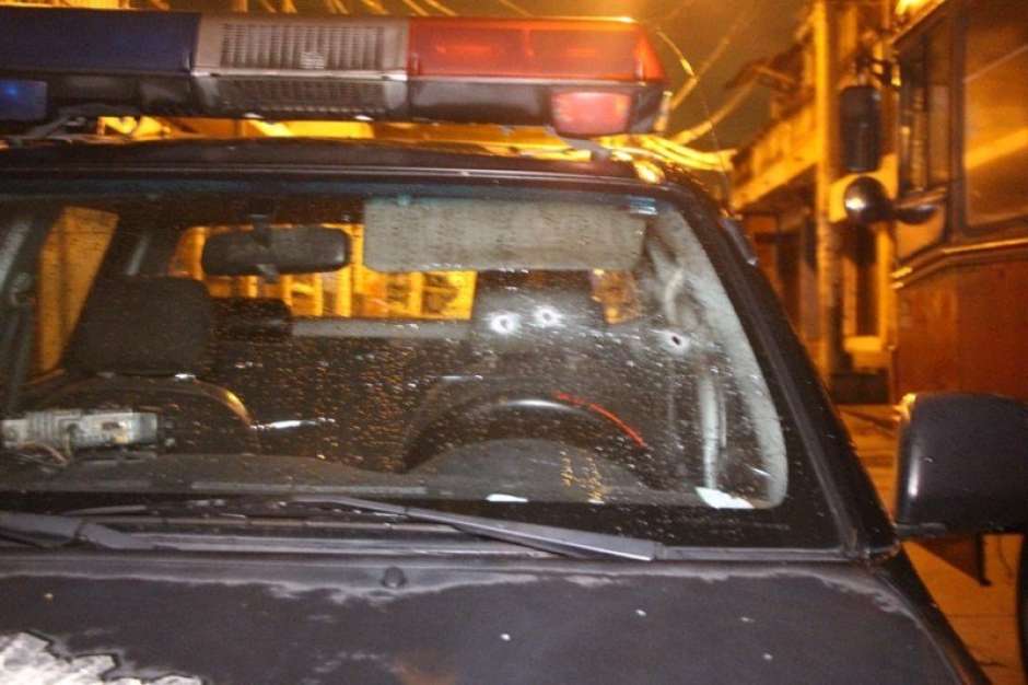 Autopatrulla queda con varias perforaciones de bala en la parte frontal. (Foto: Mingob)